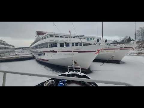 Видео: Обколка льда, разводка судов.  1.12.23