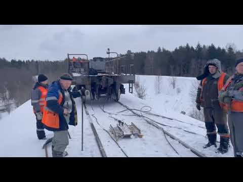 Видео: Выгрузка рельсовозного состава в зимний период