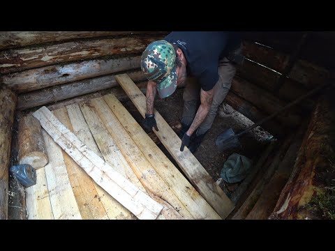 Видео: ТАЙГА, ШТОРМОВОЙ ВЕТЕР. СТРОИТЕЛЬСТВО ЛЕСНОЙ ИЗБУШКИ, НАБИРАЮ ПОЛЫ. БЫТ В ТАЙГЕ.