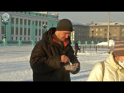 Видео: Горячими обедами кормят бездомных в Новосибирске