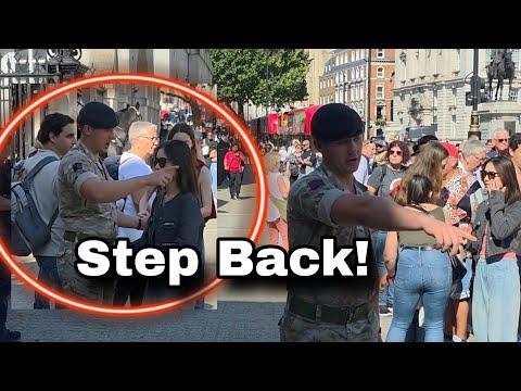 Видео: Полиция тут же вмешалась и крикнула туристам: «ПРИГОЙТЕСЬ ЗА СТОЛБИКИ!»
