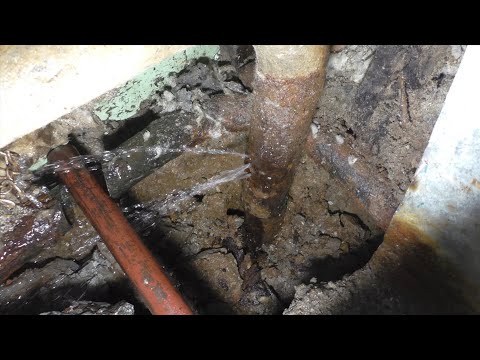 Видео: Сгнила труба на холодной воде. Как работает аварийная служба?
