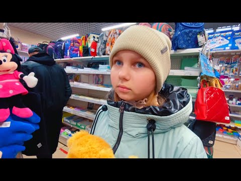 Видео: Алиса купила НОВЫЙ РЮКЗАК и ПЛАТЬЕ на праздник! Alice bought a new backpack in shop !