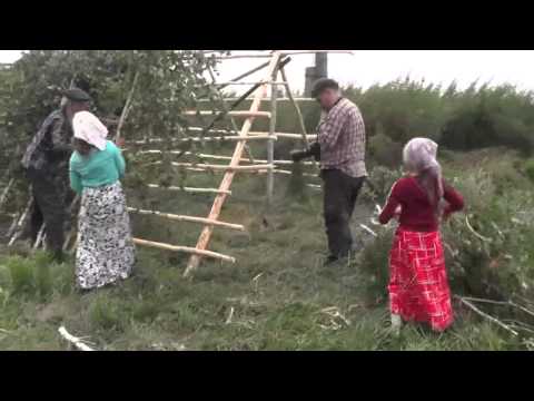 Видео: №1. Шалаш. Сначала лишь из веток - от жары тень. Фотограф Андрей.