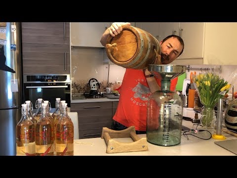 Видео: Сливаем мультифруктовый дистиллят после 1,5 лет в бочке)