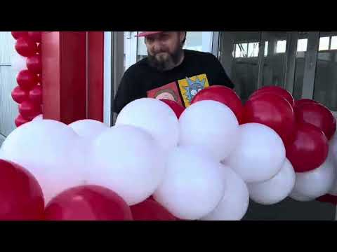 Видео: Оформление шарами входной группы. Гирлянда из шаров. На строительном рынке!