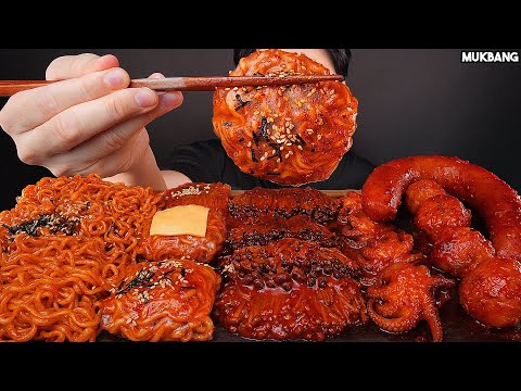 Видео: острые грибы и лапша, осьминог, колбаса FIRE NOODLES SPICY MUSHROOMS SAUSAGE EATING ASMR MUKBANG
