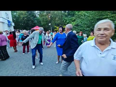Видео: 14.09.25г..."ЛИСТЬЯ ЖЕЛТЫЕ"... 🍁🍂🍁... звучит на Танцполе в Гомельском парке... 