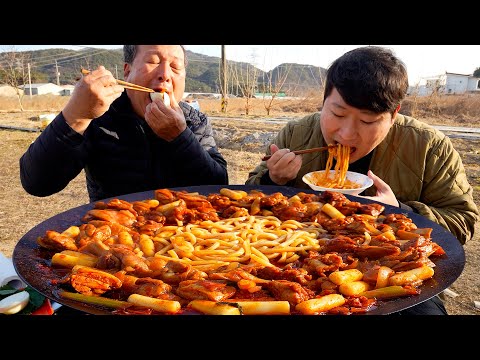 Видео: [[Дакгалби]] Острая жареная курица с рисовым пирогом, удон! - Кулинарное шоу Мукбанг.