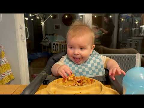Видео: 10-месячный малыш пробует пиццу в детройтском стиле! (Первый снег!!)