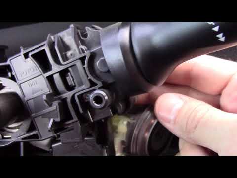 Видео: Снимаем руль, меняем рычаг переключения света фар на Toyota Corolla E150