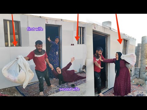 Видео: Вторая жена входит в комнату: Впускает ли муж вторую жену в комнату?