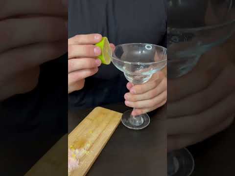 Видео: Коктейль Дайкири (Daiquirí) #рецепт #лед #бар #коктейль #коктейли #лайм