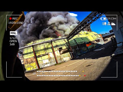 Видео: Глазами пожарных #39: Пожар.Ангар сложился как карточный дом.Жара +32