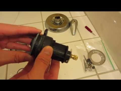 Видео: Ремонт душевой кабины Kohler в HD-качестве. Часть 2. Крупный план сменных деталей.