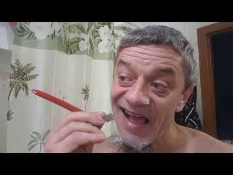 Видео: Как сбрить бороду опасной бритвой?