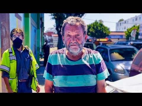 Видео: Бездомный ничего не видит. Лос-Анджелесские уборщики не обращают внимания.