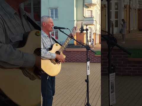 Видео: Черный ворон, я не твой... #уличныемузыканты #гитара #busker #музыка