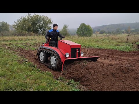 Видео: Гусеничный минитрактор испытания  отвала для снега.