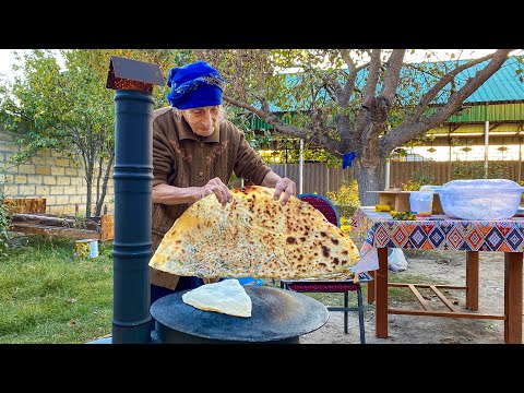 Видео: Бабушка Роза готовит кутабы с зеленью на костре