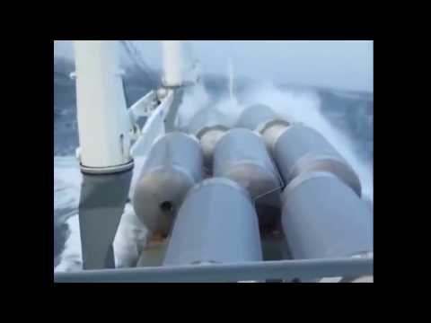 Видео: Судно теряет в шторм дорогой груз | Тяжеловесы уплывают как бочки