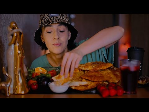 Видео: МУКБАНГ / ЧЕБУРЕКИ 🥟 / Комментирую комменты 😈♑️