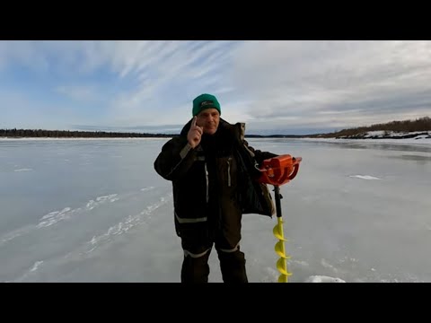 Видео: Весенняя рыбалка в середине апреля / Рыбалка на хариуса весной / На реке сплошной каток