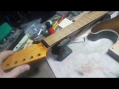 Видео: Электроакустический strat' Ремонт.