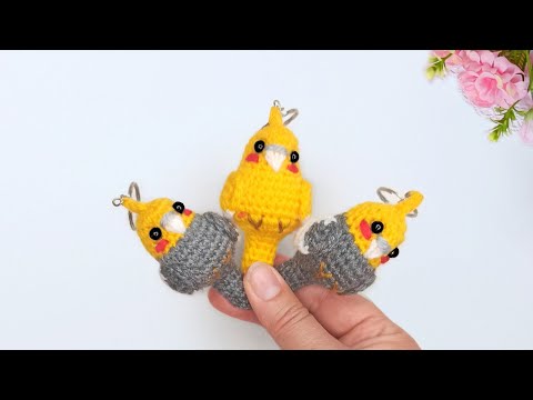 Видео: Легко и просто🌸Как вязать маленьких попугаев Карелы крючком🌸Брелок амигуруми🌸