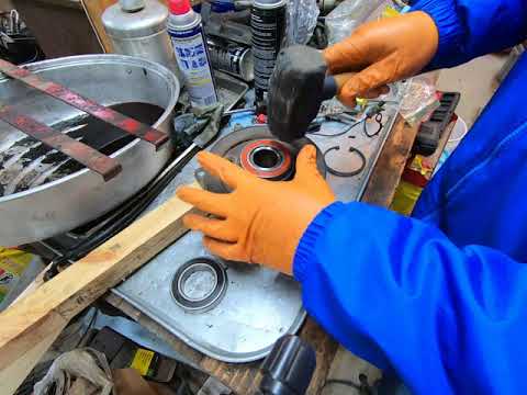 Видео: Подшипник муфты ВОМ John Deere 318, 322 или 332: Часть 2