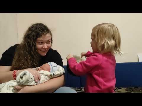 Видео: Реакция детей на младшего брата 🐒🐒🐒
