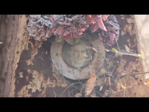 Видео: Заброшенная кладбище в лесу cemetery time october