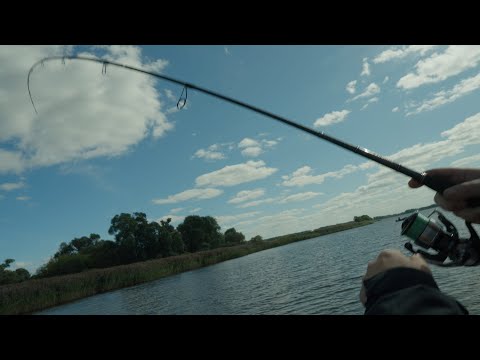 Видео: Щука на блесна Атом по траве! Рыбалка на спиннинг!