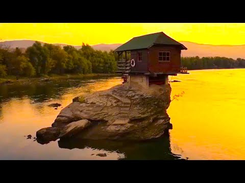 Видео: Почему люди выбирают жить "на грани": правда о самых опасных домах!