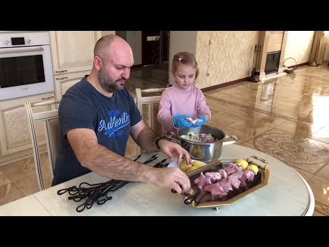 Видео: КАТЯ и ПАПА жарят шашлык в ТАНДЫРЕ