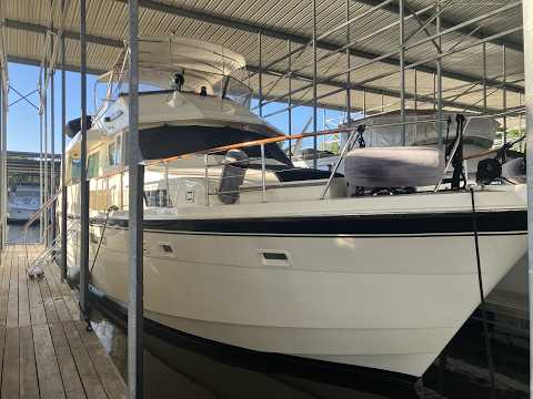 Видео: Классический Hatteras 54 продаётся | Detroit 8V92s, носовой подруливающий двигатель, Boston Whale...