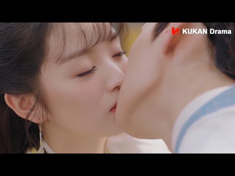 Видео: Он получил "настоящий любовный поцелуй" от главной женской роли.