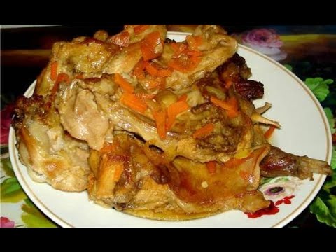Видео: Кролик в сметане. Кролик тушеный с луком и морковью.