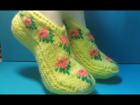 Видео: #526 ОЧАРОВАТЕЛЬНЫЕ ТАПОЧКИ СПИЦАМИ С РОЗОЧКАМИ.  МАСТЕР КЛАСС.