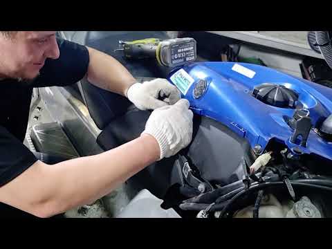 Видео: Подготовка к зимнему сезону. Замена свечей на снегоходе Yamaha Venture Multi Purpose.