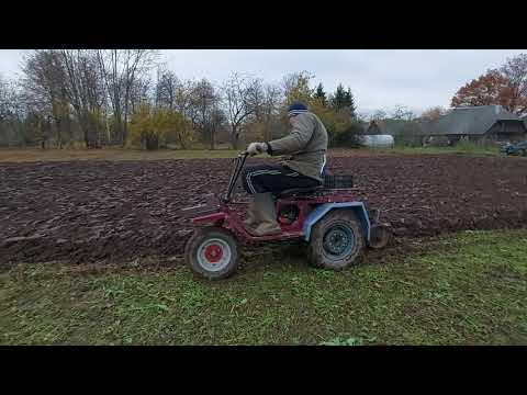 Видео: Вспашка мотоблоком Мтз-12 с адаптером. Осень 2020.