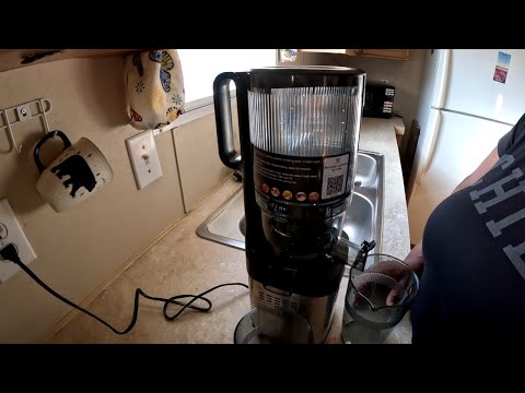 Видео: Соковыжималка холодного отжима AMZ CHEF