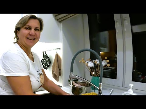 Видео: Нас ЗАМЕЛО! Варю ХОЛОДЕЦ и Делаю ПЛЮШКИ