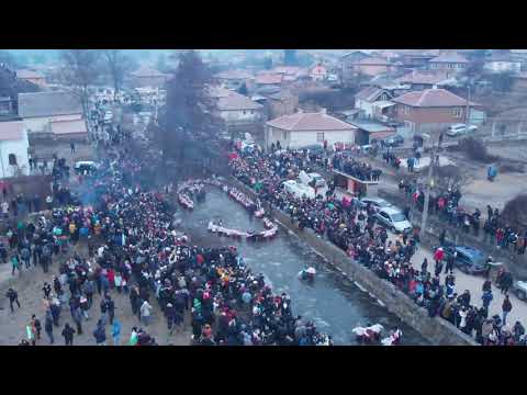 Видео: Ледено хоро в Калофер Богоявление -  Залюбила е Василка 06.01.2019