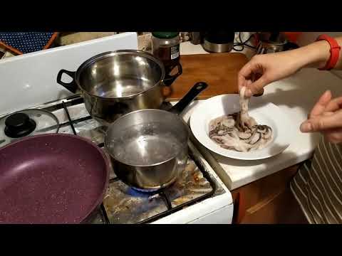 Видео: Как почистить и приготовить маленьких осьминогов