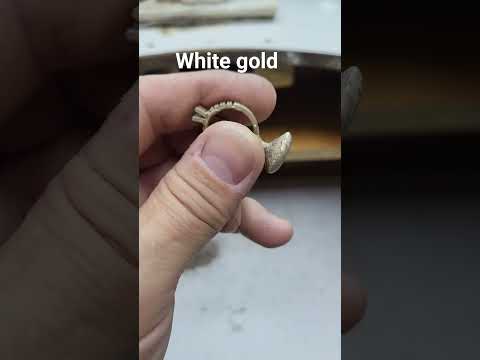 Видео: Из белого золота в кольцо