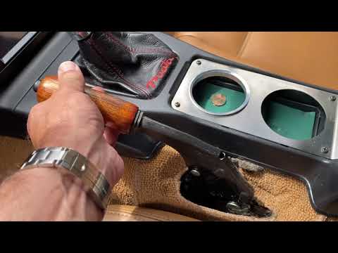 Видео: Регулировка ручного тормоза 1990-2005 Mazda Miata