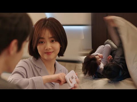 Видео: Жена дала генеральному директору привилегии на день рождения, а он бросил ее на кровать и поцеловал!