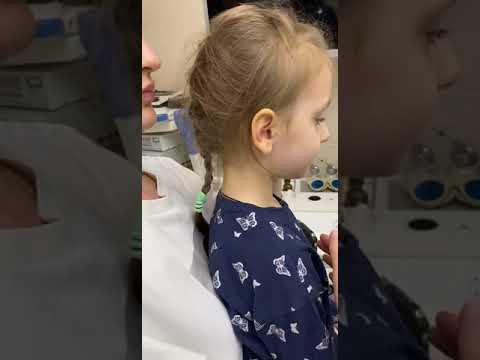 Видео: Чистим ухо ребёнку