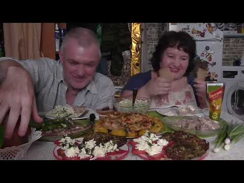 Видео: MUKBANG RUSSIA| СЕЛЬДЬ, КАРТОФЕЛЬ,ИНДЕЙКА,ХОЛОДЕЦ,БЛИНЧИКИ ИЗ КАБАЧКА, ПОМИДОРЫ С СЫРОМ, ЗЕЛЕНЫЙ ЛУК